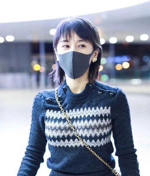 小个子女生王子文太会穿,修身毛衣配破洞牛仔裤,短发造型更显高