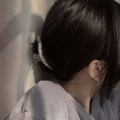 网易云热评缺爱的女生是谈不好恋爱的,明明在乎的要死,眼泪都快溢出来