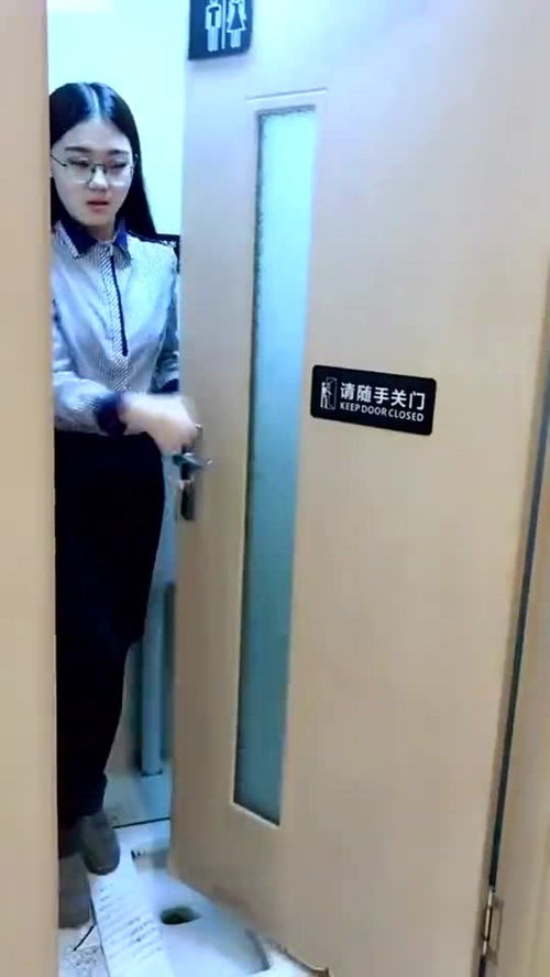 这是网吧女服务员,看她没吃饱,送了这个够吃吗