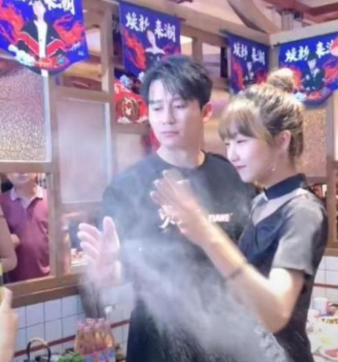 与范冰冰分手后资源暴跌李晨与网红频合作,互动无奈又尴尬