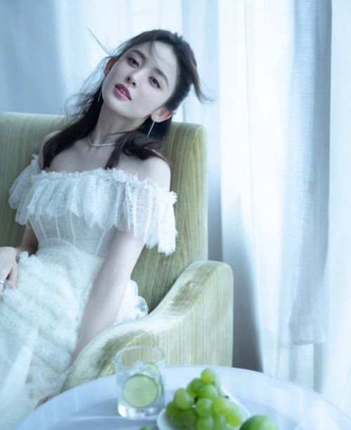 古力娜扎蝴蝶结造型绝绝子,白色流苏裙仙气飘飘