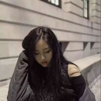 成熟真人女生头像,复杂中带着简单的思考