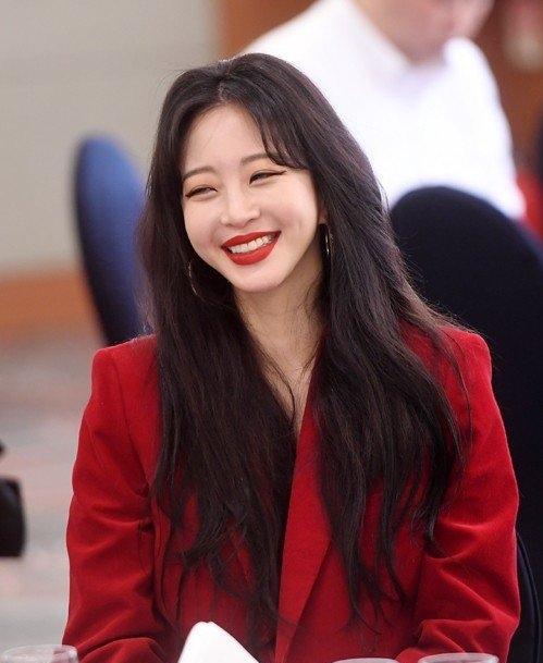 朴敏英34岁又怎样穿粉色开衫上演少女日常,仙气甜美不输宋慧乔