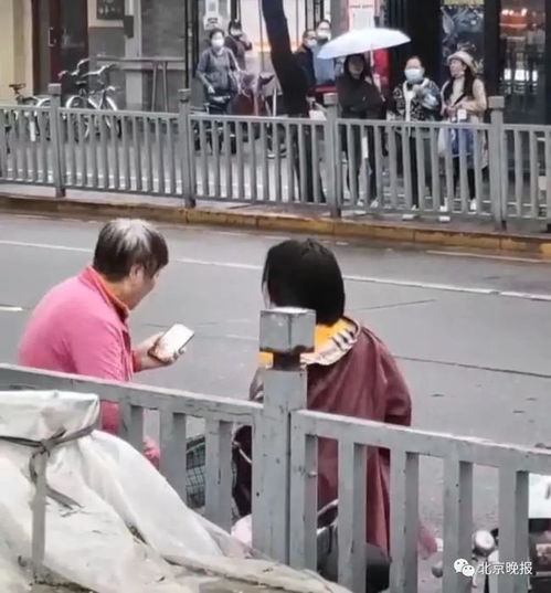 女孩街头打哭祖辈,气坏网友,教育专家提醒