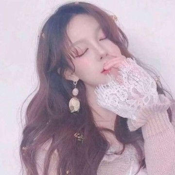 卷发美女微信头像2021最火爆