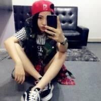 qq头像女生不带字盘腿戴着帽子