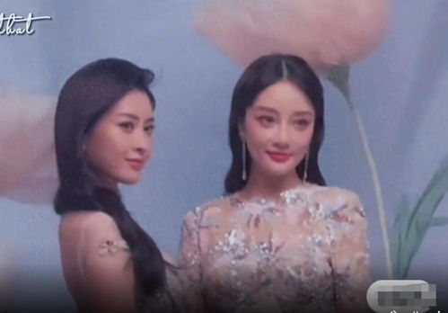 李小璐王若雪拍闺蜜照,闭单只眼搞怪卖萌,40岁仙气飘飘美如少女