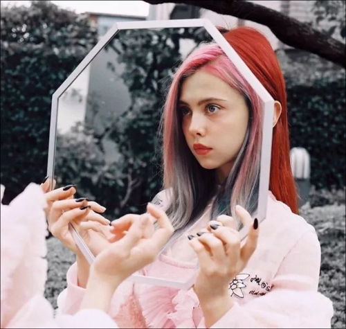 俄罗斯美少女的黑色诡异自拍