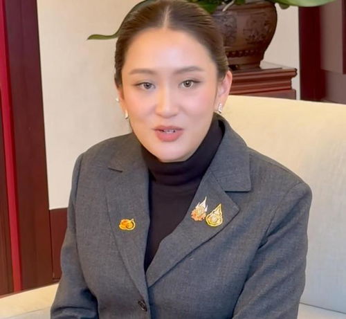 38岁泰国女总理直言我有中国血统,带簪子表敬意,断电或成赢家