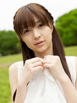 日本美少女化身绿茵里的白裙小仙女