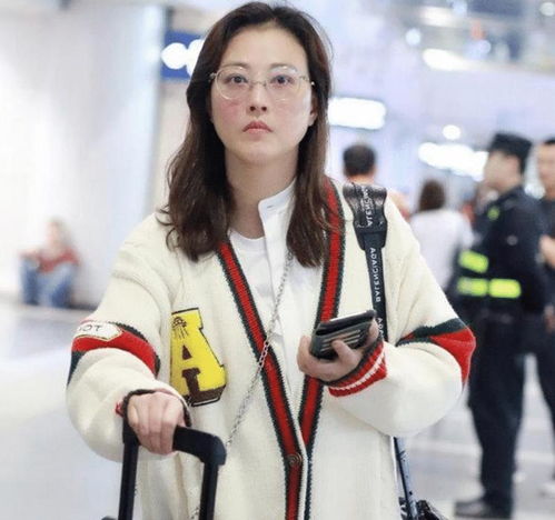 周海媚近照曝光,戴着眼镜素颜出镜,少女感十足