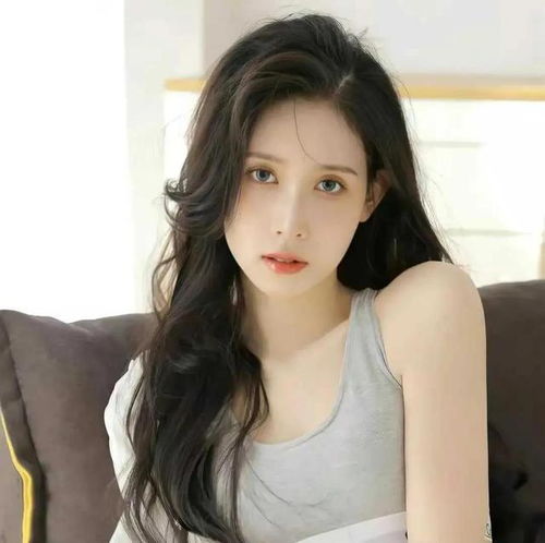 风华正茂的美女尽道清歌传皓齿,笑时犹带岭梅香