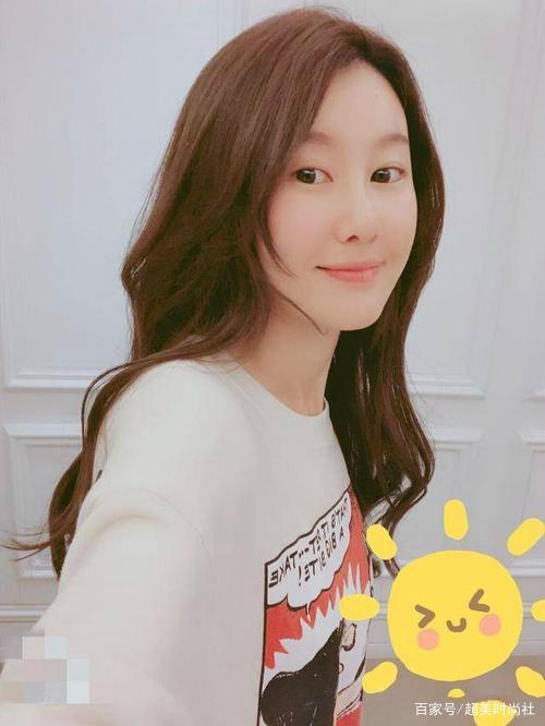 王宝强戴霸气黑超携女友出门,她穿一身粉配白,气质与马蓉太相似