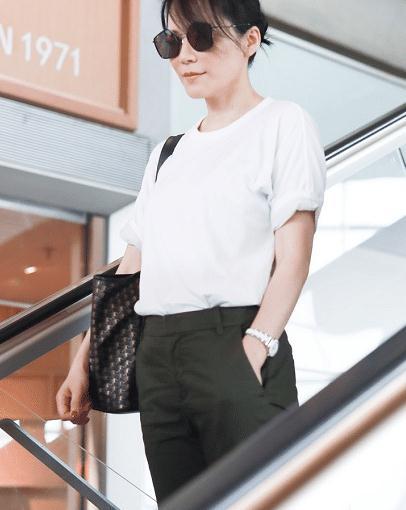 俞飞鸿真不愧气质女神,穿白色t恤搭配军绿色西裤,高级又洋气