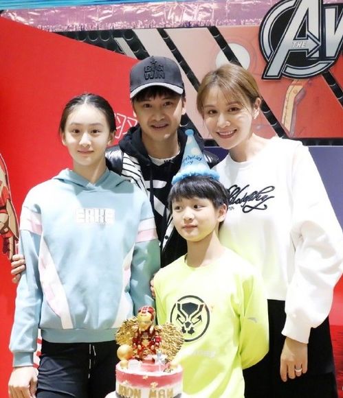 田亮夫妻合体为儿子庆生,田宸羽长相像极了爸爸,身高直逼姐姐