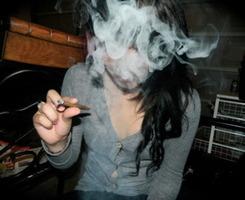 有没有这种类型的非主流颓废黑白吸烟女生头像