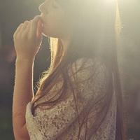 急求背面或侧面的女生的头像,有一点朦胧的,要很好看的那种哈