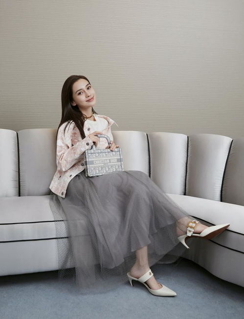 杨颖挑战中国风旗袍,造型清新温柔,像是一位女先生,满腹经纶