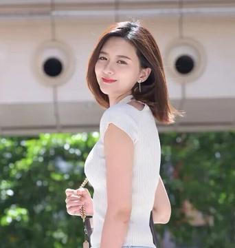 白色修身针织上衣搭配牛仔短裤,优雅端庄靓丽大方,尽显少女韵味