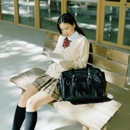 15岁女孩喜欢jk制服,没钱买不起求助陌生人,答应穿给对方看