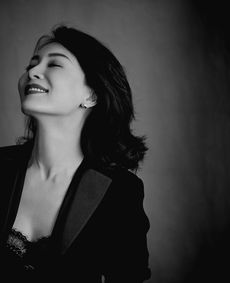 陈数黑白写真优雅率性尽显大女人成熟魅力