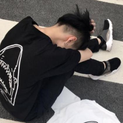 情绪低落孤单伤感颓废男生头像,我也不想堕落就是无法开心