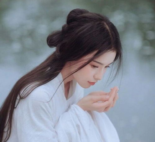 芳心早将闲愁剪,无惆怅,月儿满