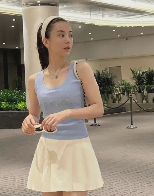 郭富城老婆带娃遛弯,小女儿超像爸爸,方媛手提17500包包显贵气