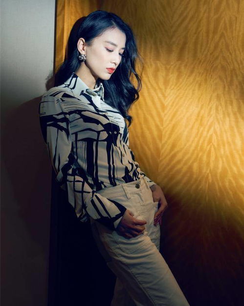 黄圣依油头走红毯,穿黑白花朵裙典雅复古,发型却装嫩失败