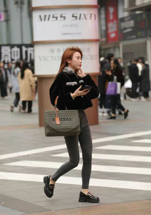 美女身穿黑色立领棉外套搭深灰色小脚牛仔裤,脚踩穆勒鞋很显个性