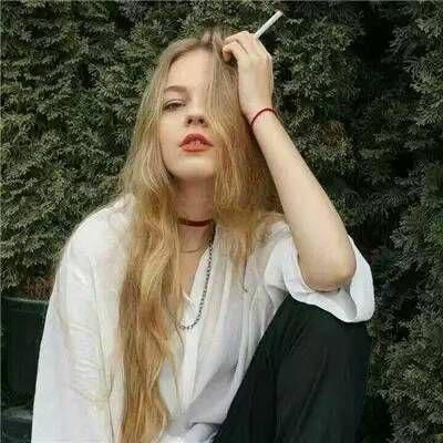 女生抽烟头像女生夹烟好看手势图片