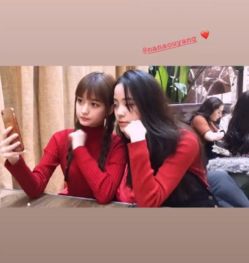 组图欧阳娜娜与网红susan苏同框同穿红毛衣少女感溢出屏幕