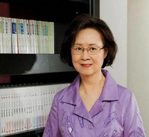 琼瑶告别仪式举行,琼女郎林心如一身黑衣到场祭拜,深情送别伯乐