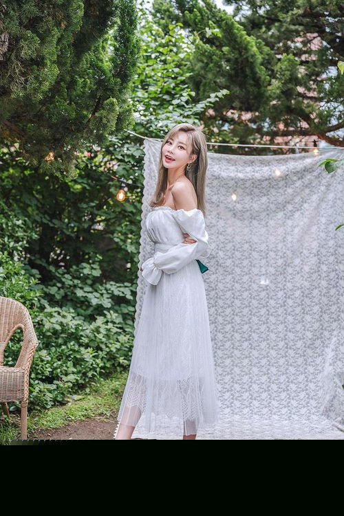 仙气飘飘的白色裙装,露出女生的锁骨和美背,看起来清纯又甜美