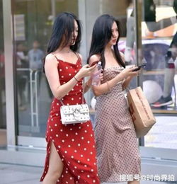 街拍香草美人的小姐姐,一条白色的吊带连衣裙,优雅气质迷人