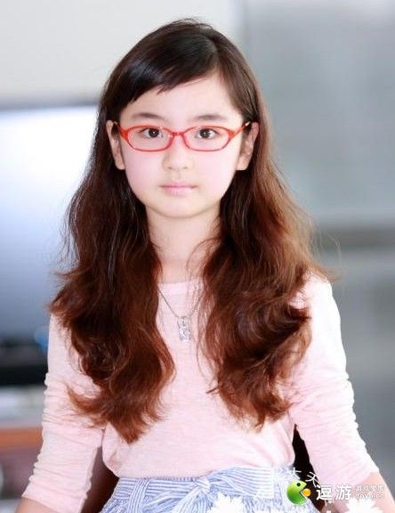 24岁男歌手玩养成游戏与12岁少女相爱