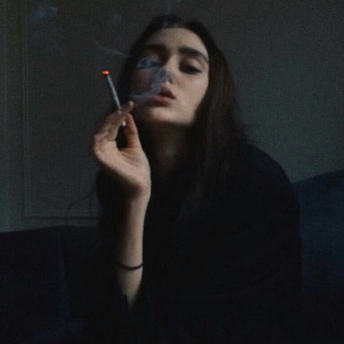 浓妆酣睡女人