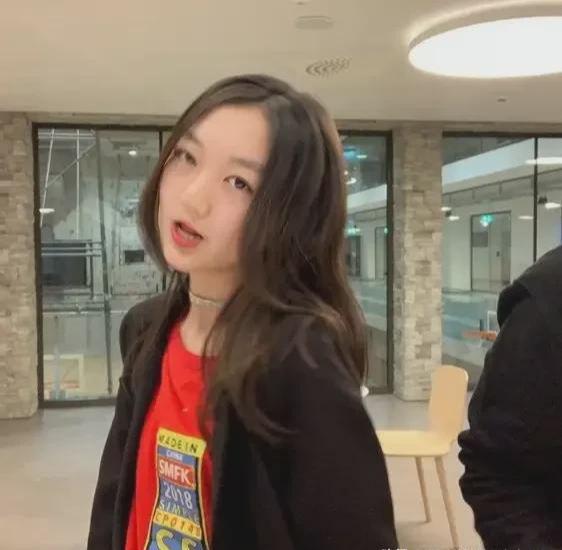王菲给女儿庆生16岁染金发兔唇消失大变样,母女亲密似姐妹