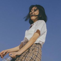 夏日海边散步的女生暖光头像