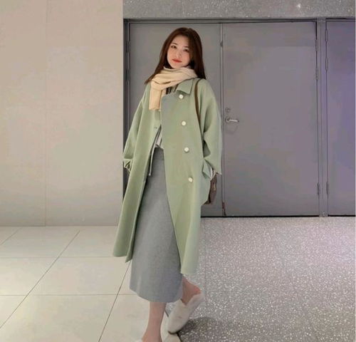三木真的太会穿了,绿色大衣灰色围巾,轻松穿出高级感