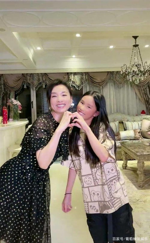 张庭晒照为女儿庆生,一家人合照画面温馨,12岁林家菱自信大方