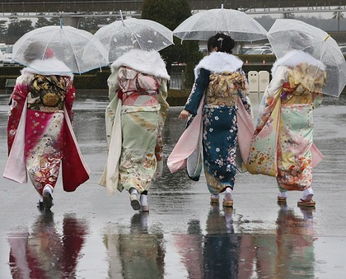 日本关东地区雪中迎来成人节