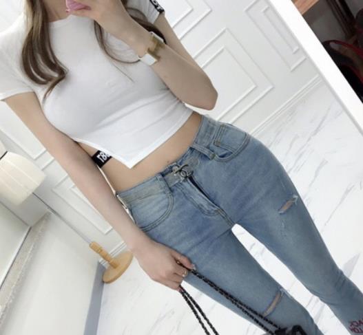 t恤衫美女,想活出青春靓丽,搭配牛仔裤是标准方案