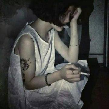 抽烟的女头