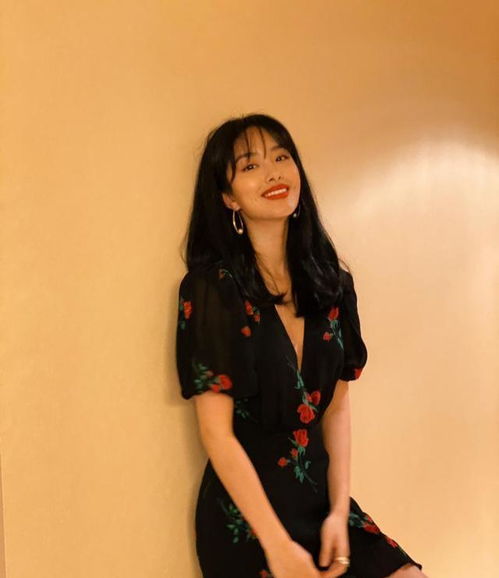 杨采钰衣品还超好,衣服看上去更整洁,充满了高级感