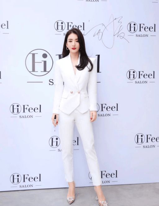 方媛真会穿,蓝白印花泡泡袖连衣裙甜美俏皮,难怪郭富城那么爱她