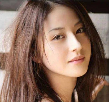 这位女星太可了完美侧颜,气质爆棚版奶茶妹妹