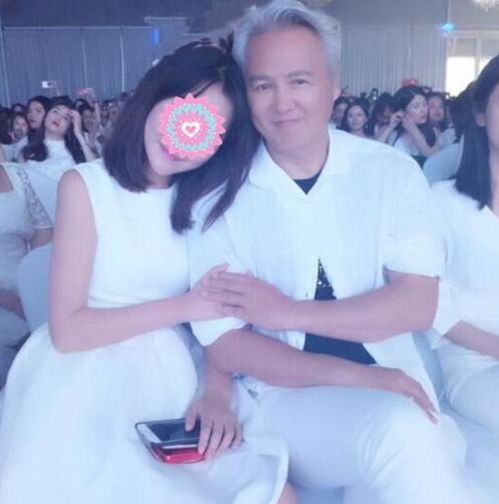 张庭拉十二岁女儿卖惨,这画面看得我拳头都硬了