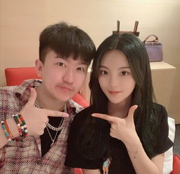 张大大晒与baby杨超越合影,两大女神罕见同框,差距真大