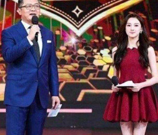 央视又一位女主持要崛起,不仅才华横溢,真比董卿年轻时还漂亮